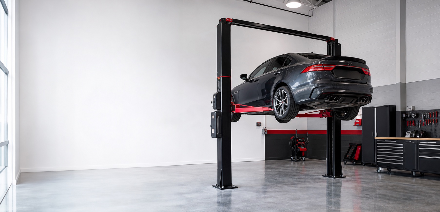 Elevador automotriz profesional en un taller moderno