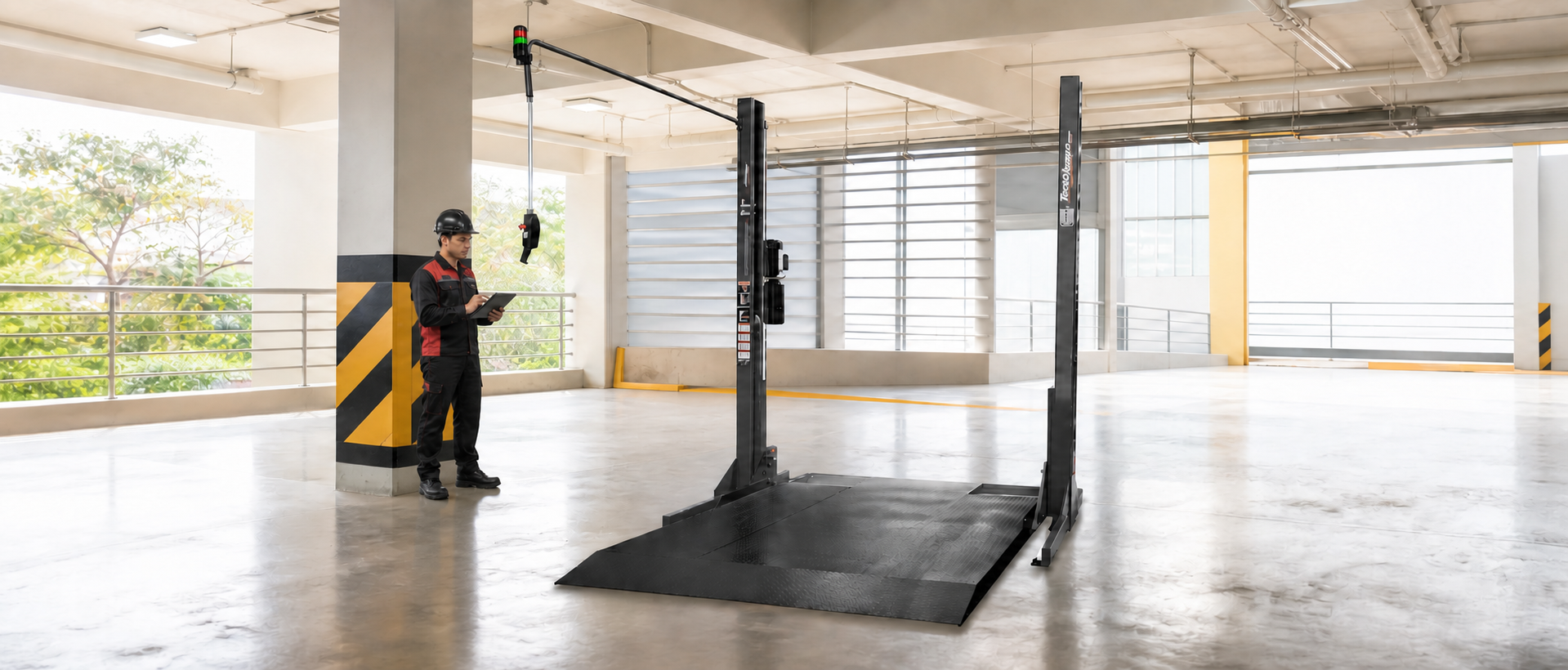 Técnico especializado inspeccionando una rampa Heavy Duty de Tecnorampa